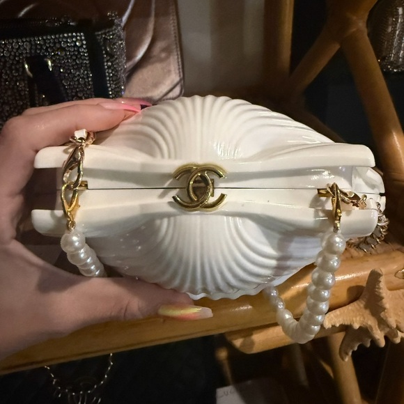 CHANEL Cream Shell Clutch with Pearl Chain - Picture 2 of 4